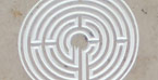 Denkmal mit Labyrinth aus Granit Hintertiessen und Kalkstein Jura