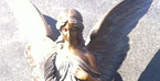 Grabanlage aus Gabbro Nero Impala, Engel in Bronze