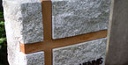 Grabdenkmal aus Granit Hintertiessen  mit eingearbeitetem Kreuzmotiv aus Lärchenholz