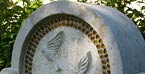 Grabdenkmal aus Muschelkalk mit Taubenmotiv 